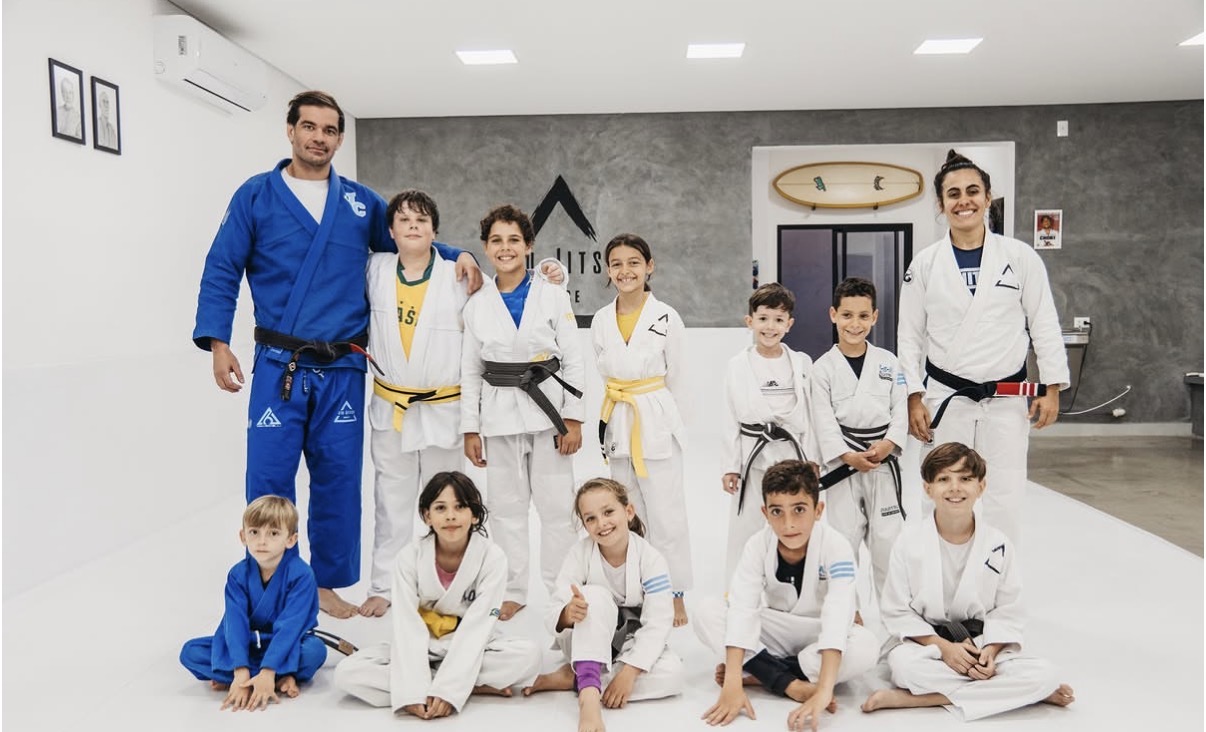 Crianças e professores da turma infantil da Jiu Jitsu House no tatame