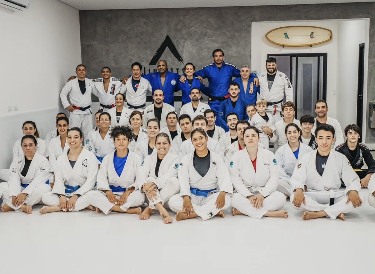 Equipe de alunos e professores da Jiu Jitsu House reunida na academia